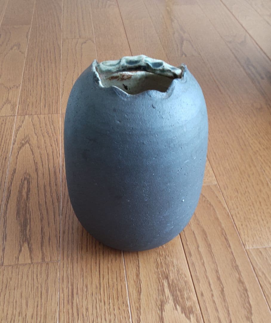 陶器製グレー花瓶 不規則形状