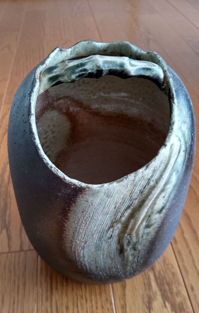 陶器製グレー花瓶 不規則形状