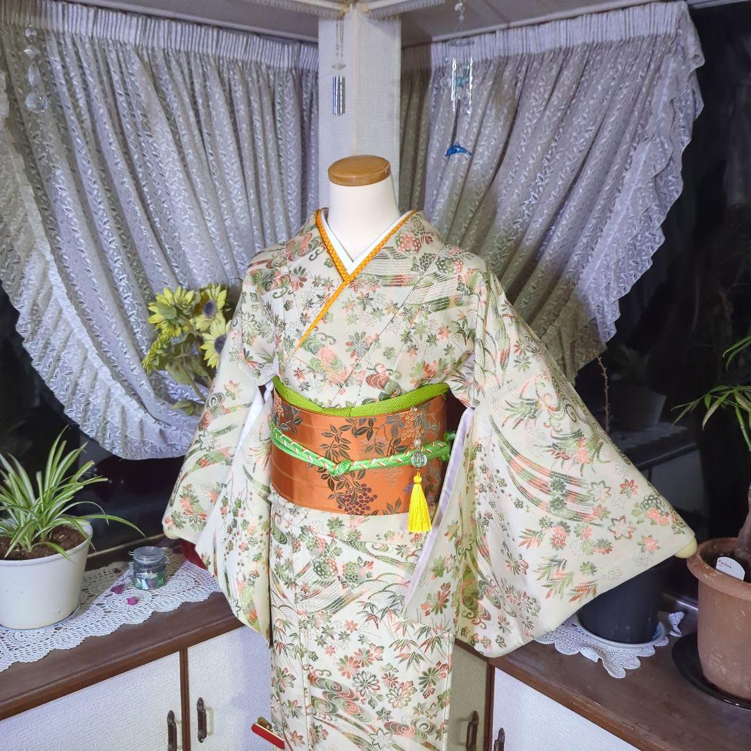 生成り色の地にきらきらと煌めきが美しいアンティークのマジョリカお召のお着物です