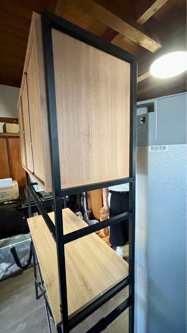 〈とても綺麗〉 食器棚 ごみ箱上ラック 木製 ガラス扉付き 大容量 完成品