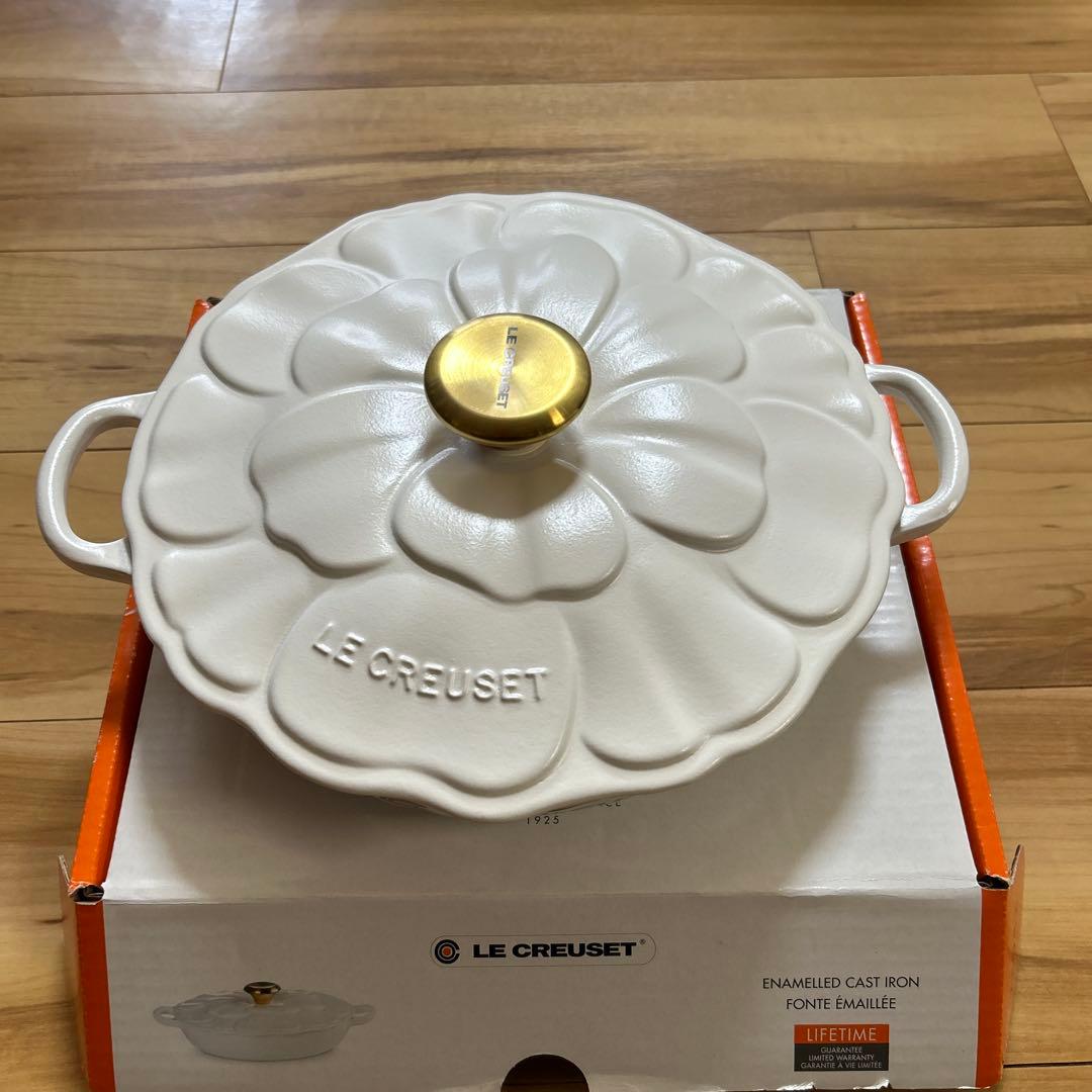 新品未使用・ルクルーゼ・シグニチャー・キャセロール26㌢・ペタルレリーフ