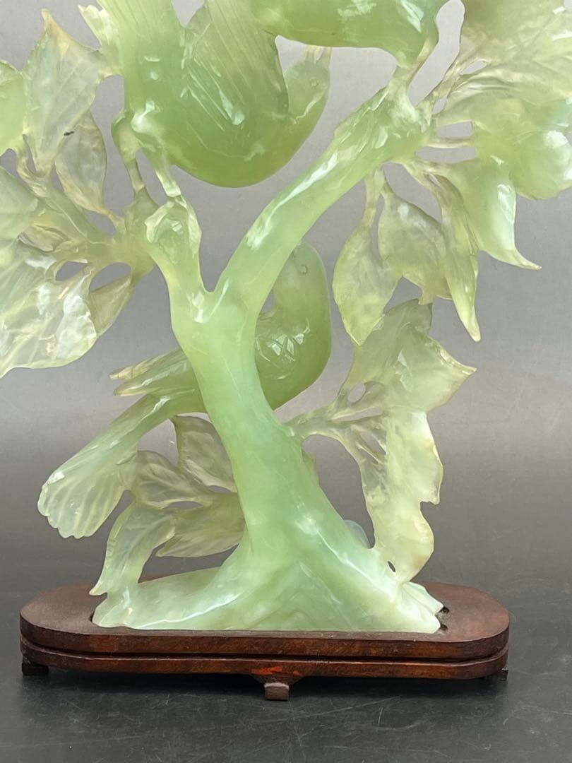 ［美品］翡翠 鳥　彫刻　天然石 木製台座　送料込み